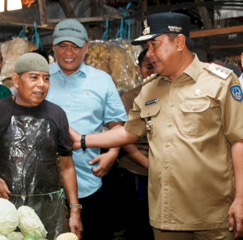 Operasi Pasar Jelang Natal dan Tahun Baru di Makassar, Pj Gubernur Bahtiar Kunjungi Pasar Toddopuli