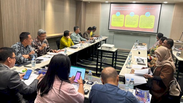 Pj Sekda Sulsel Andi Muhammad Arsjad, didampingi Kepala Dinas Komindo-SP Andi Winarno Eka Putra, mempresentasi di hadapan KIP Kamis (30/11/2023). (Istimewa)