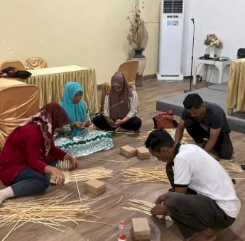 Dekranasda Sulsel Berikan Bantuan dan Pendampingan Bagi Sentra Industri Anyaman Bambu di Sinjai