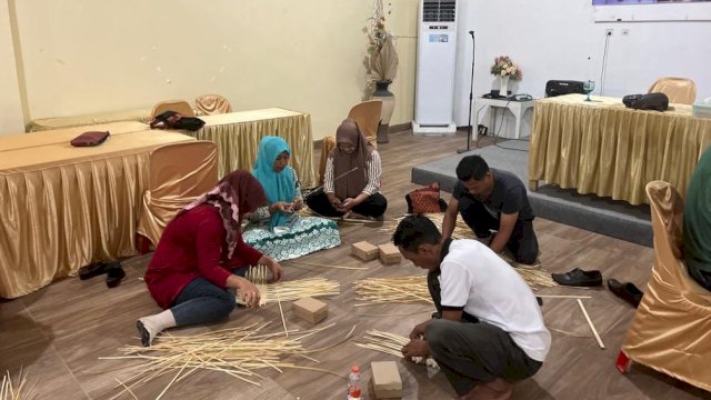 Dekranasda Sulsel Berikan Bantuan dan Pendampingan Bagi Sentra Industri Anyaman Bambu di Sinjai