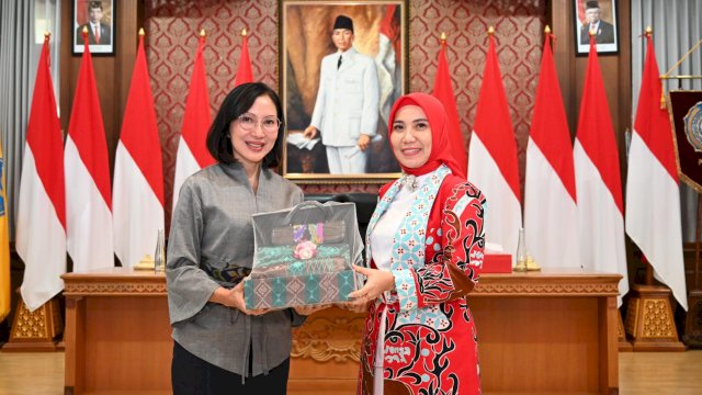 Pj Ketua PKK Sulsel Sofha Marwah Bahtiar, menyerahkan cendera mata kepada Pj Ketua PKK Provinsi Bali Ida Mahendra Jaya, Kamis (30/11/2023). (Istimewa)