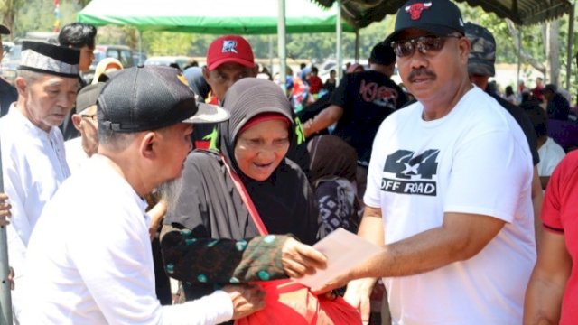 Bupati Kukar Edi Damansyah, saat memberikan bantuan sembako ke warga dalam ajang Off Road Kukar. (Istimewa)