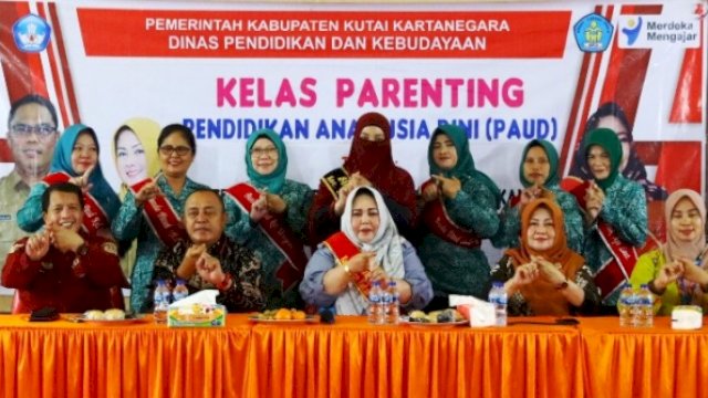 Bunda Paud Kukar Maslianawati Edi Damansyah, saat mengikuti kegiatan Kelas Parenting Pendidikan Anak Usia Dini (Puad). (Istimewa)
