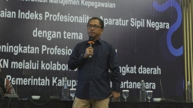 Kepala BKPSDM Kukar H Rakhmadi, saat memberikan menteri kepada ASN. (Istimewa)