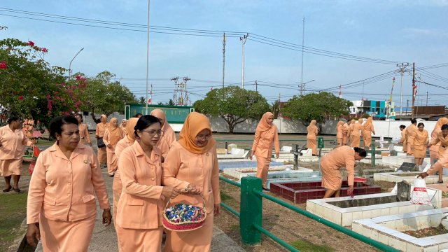 Kegiatan Tabur Bunga di Taman Makam Pahlawan Polder Merauke. (Foto: Hendrik/republiknews.co.id)