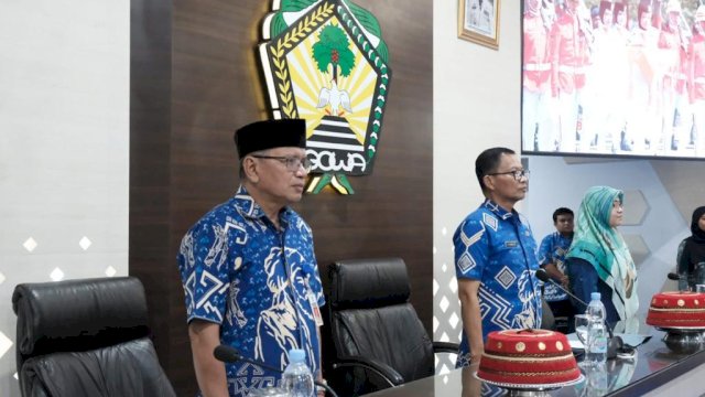 Kepala DiskominfoSP Kabupaten Gowa Arifuddin Saeni, Asisten Bidang Administrasi Umum Sekretariat Daerah Kabupaten Gowa, Firman Djamaluddin (tengah) saat menghadiri Sosialisasi Kelompok Informasi Masyarakat (KIM) Tahun 2023, di Baruga Karaeng Pattingalloang, Kantor Bupati Gowa, kemarin. (Dok. Humas Gowa)