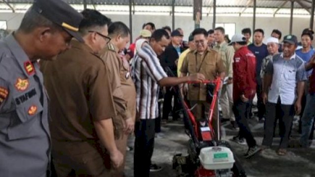 Wakil Bupati Kukar Rendi Solihin, memberikan bantuan ke 43 Gapoktan di Samboja. (Foto: Budi Kurniawan / Republiknews.co.id)