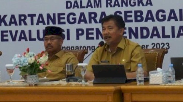 Bupati Kukar Edi Damansyah (kiri) dan Sekda Kukar H Sunggono, saat menghadiri evakuasi pembangunan kawasan pertanian. (Foto: Budi Kurniawan / Republiknews.co.id)