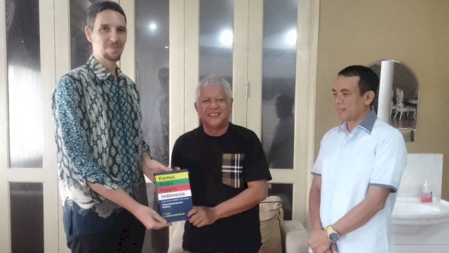Bupati Soppeng Andi Kaswadi Razak, bersama Ketua DPRD Syahruddin M Adam, saat menerima cetakan perdana Kamus Bugis - Inggris - Indonesia di Rujab Bupati Soppeng, Jumat (01/12/2023). (Istimewa)