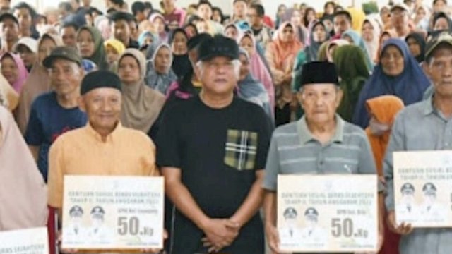Bupati Soppeng Andi Kaswadi Razak, saat menyalurkan bantuan Beras Sejahtera tahap II tahun anggaran 2023 di Ruang Rapat Kantor Kecamatan Lalabata, Jumat (01/12/2023). (Istimewa)