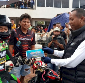 Apolo Safanpo Buka Babak Final Road Race Gubernur Papua Selatan Cup 2023 di Sirkuit Kebun Coklat Merauke