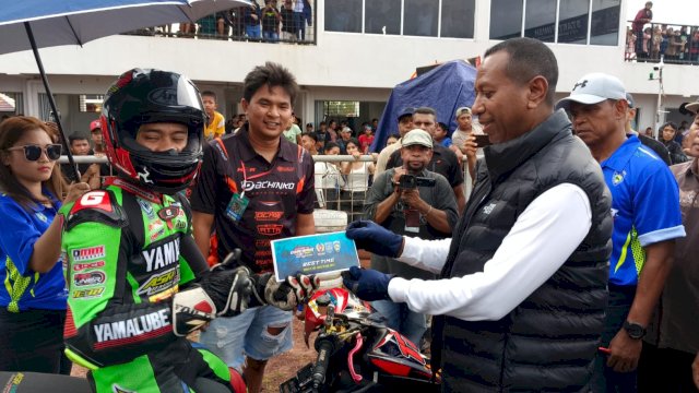 Pj Gubernur Papua Selatan Apolo Safanpo, memberikan support kepada pembalap The Best Time dari Jawa Barat Aditya Fauzi, pada Final Open Turnamen Road Race Gubernur Papua Selatan di Sirkuit Fregeb Kebun Coklat Merauke, Minggu (03/12/2023). (Foto: Hendrik Resi / Republiknews.co.id)