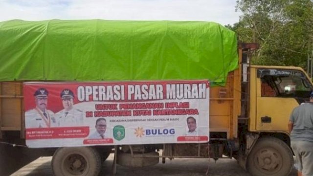 Truk pengangkut sembako Disperindag Kukar tiba di Pasar Murah Kecamatan Samboja. (Foto: Budi Kurniawan / Republiknews.co.id)