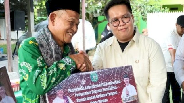 Wakil Bupati Kukar Rendi Solihin, saat memberikan bantuan kepada pengurus Ponpes Al Masyhuriyah Desa Bukit Raya. (Foto: Budi Kurniawan / Republiknews.co.id)