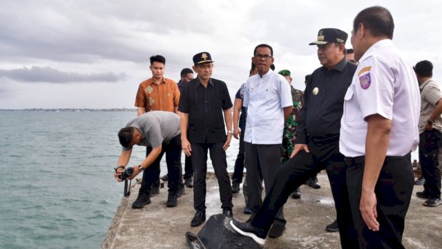 Pj Gubernur Sulsel Bahtiar Baharuddin, saat melakukan peninjauan ke Pelabuhan Perikanan Boddia, Kabupaten Takalar, Minggu (03/12/2023). (Istimewa)