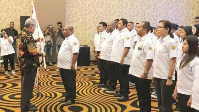 Ketua Umum KORMI Haryono Isman, menyerahkan bendera petaka kepada Ketua KORMI Papua Selatan Soleman Jambormias. (Foto Hendrik Resi / Republiknews.co.id)