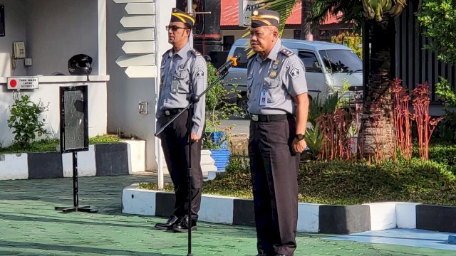 Kadivim Kanwil Kemenkumham Sulsel Jaya Saputra memberikan arahan saat memimpin Apel Pagi, di Pelataran Kanwil Kemenkumham Sulsel, Senin, (04/12/2023). (Dok. Humas Kanwil Kemenkumham Sulsel)