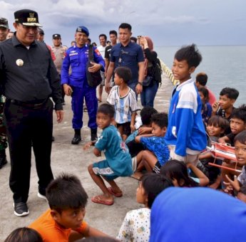Bahtiar Baharuddin Semangati Anak Nelayan di Takalar untuk Jadi Pemimpin