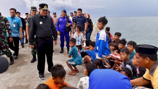 Pj Gubernur Sulsel Bahtiar Baharuddin, saat berinteraksi anak-anak nelayan di Pelabuhan Boddia dan Pangkalan Pendaratan Ikan Beba, Minggu (03/12/2023). (Istimewa)