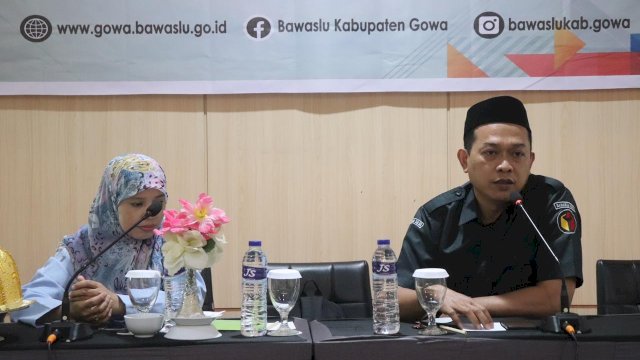 Koordinator Divisi Pencegahan, Parmas dan Humas Bawaslu Gowa Juanto (kanan) bersama Koordinator Divisi Penanganan Pelanggaran Bawaslu Kabupaten Gowa Yusnaeni dalam kegiatan. (Dok. Humas Bawaslu Kabupaten Gowa)