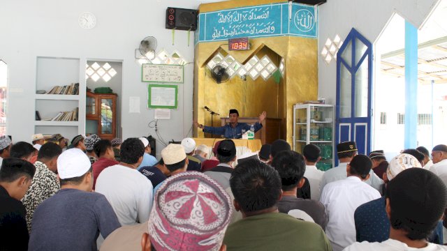 Pengasuh Pondok Tahfiz Daarul Furqon Palopo, Ustadz Hilal Abu Naufal saat menyampaikan ceramah, di Masjid Al Hijrah Rutan Masamba, kemarin. (Dok. Humas Kanwil Kemenkumham Sulsel)