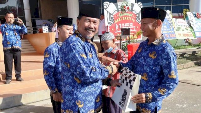 Sekda Kukar, Sunggono, saat memberikan bantuan kepada masyarakat di peringatan hari Bhakti Pekerjaan Umum ke 78. (Istimewa)