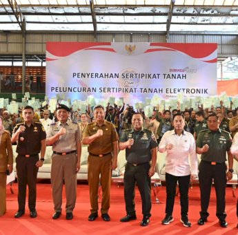 Pj Sekprov Serahkan Sertifikat Tanah ke Warga di Lima Daerah
