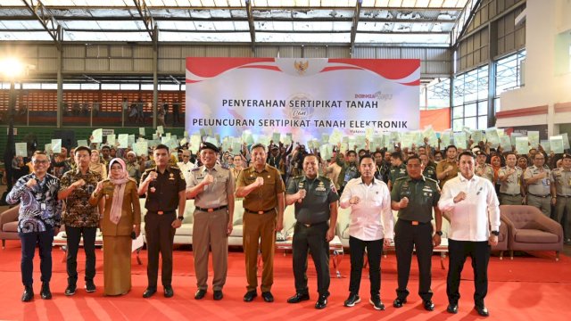 Penyerahan Sertifikat Tanah kepada masyarakat di lima Kabupaten dan Kota di Lapangan indoor PT Telkom, Senin (04/12/2023). (Istimewa)
