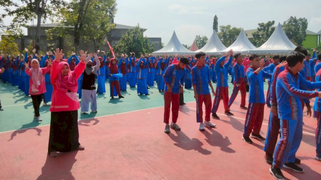 Pemuda dan pemudi Kukar antusias saat mengikuti senam yang diselenggarakan Dinas Kesehatan Kukar. (Foto: Budi Kurniawan)
