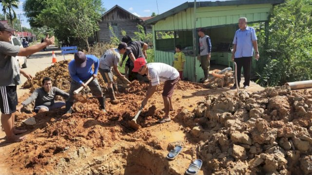 Warga Desa Sebulu Modern, saat melaksanakan gotong royong perbaikan jalan. (Istimewa)