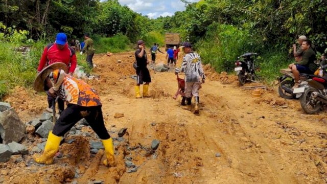 Kondisi pekerjaan jalan di Desa Muara Leka. (Istimewa)