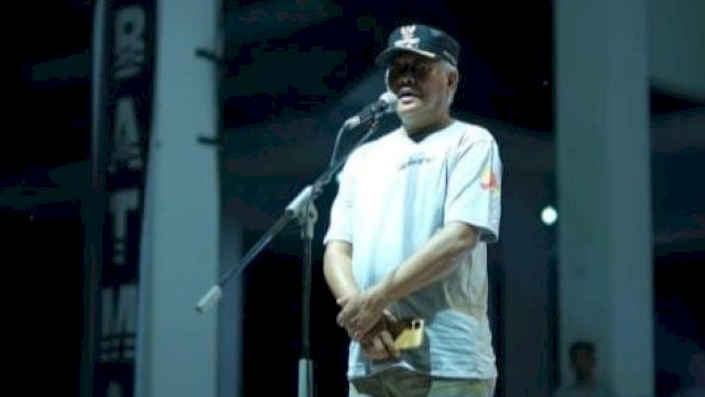 Bupati Soppeng Andi Kaswadi Razak, memberikan sambutan saat menghadiri Anniversary Nmax Xmax riders (NR-XR) ke-7 tahun di Kawasan wisata alam Ompo Kecamatan Lalabata, Sabtu (02/12/2023). (Istimewa)