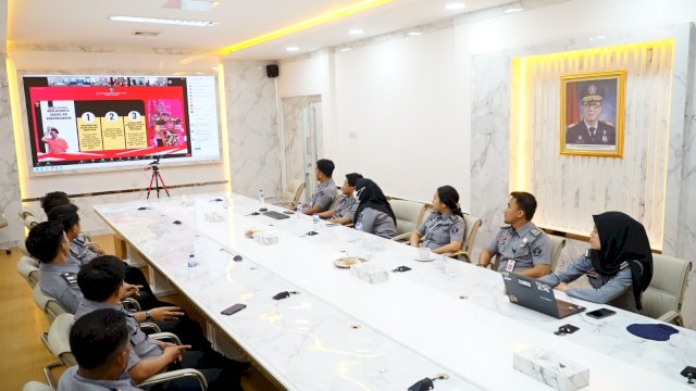 Kanwil Kemenkumham Sulsel melalui jajaran Bagian Program dan Humas (PH) mengikuti Pembukaan Monev RKT RB secara daring, Selasa, (05/12/2023). (Dok. Humas Kanwil Kemenkumham Sulsel)