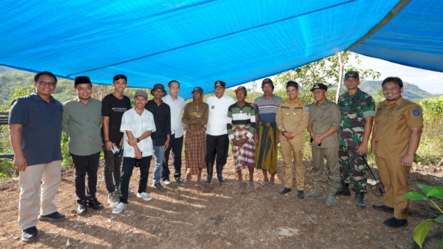 Pj Gubernur Sulsel Bahtiar Baharuddin, bersama Kepala Desa Mattiro WalieAndi Syahrir Natsir dan warga. (Istimewa)