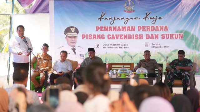 Pj Gubernur Sulsel Bahtiar Baharuddin, saat menggelar pertemuan dengan masyarakat Desa Mattiro Walie, Kabupaten Bone. (Istimewa)