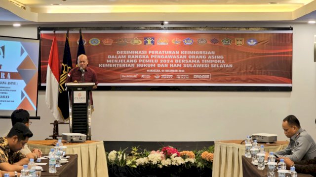 Kepala Divisi Keimigrasian, Kanwil Kemenkumham Sulsel Jaya Saputra saat menghadiri Rapat Tim Pengawasan Orang Asing (Timpora) melalui Desiminasi Peraturan Keimigrasian dalam rangka Pengawasan Orang Asing Menjelang Pemilu 2024, kemarin. (Dok. Humas Kanwil Kemenkumham Sulsel)