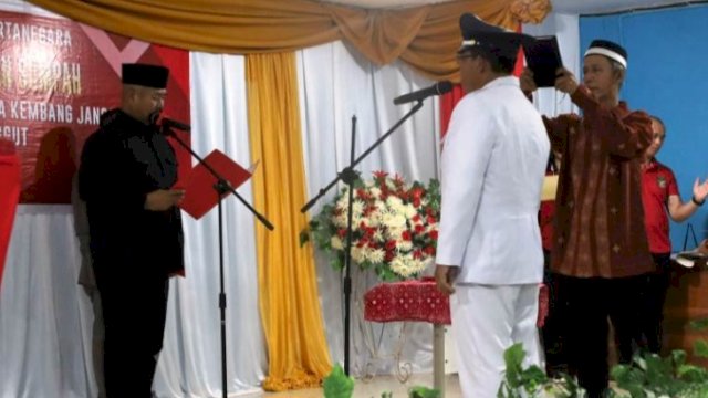 Bupati Kukar Edi Damansyah, saat melantik Kepala Desa Kembang Jangut periode 2023-2028. (Istimewa)