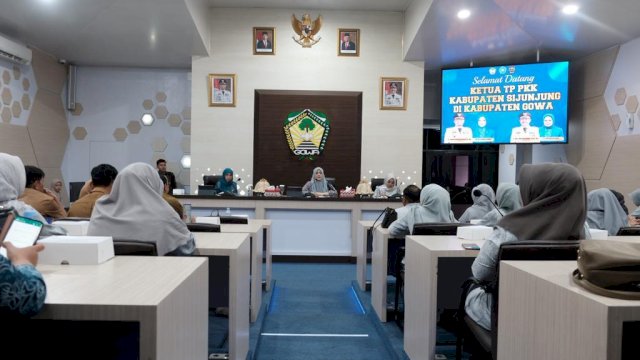 TP PKK Kabupaten Sijunjung, Provinsi Sumatera Utara saat melakukan studi tiru di Kabupaten Gowa yang diterima langsung TP PKK Kabupaten Gowa di Baruga Karaeng Pattingalloang, Kantor Bupati Gowa, kemarin. (Dok. Humas Gowa)