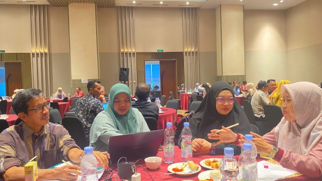 Kadisparbud Gowa Tenriwati Tahri (kedua kanan) didampingi Kabid Kebudayaan Disparbud Gowa Ikbal Thiro (kiri) dan staf lainnya saat mengikuti Monev DAK BOP Musuem dan Taman Budaya 2024, di El Royal Hotel Jakarta, kemarin. (Dok. Disparbud Kabupaten Gowa)