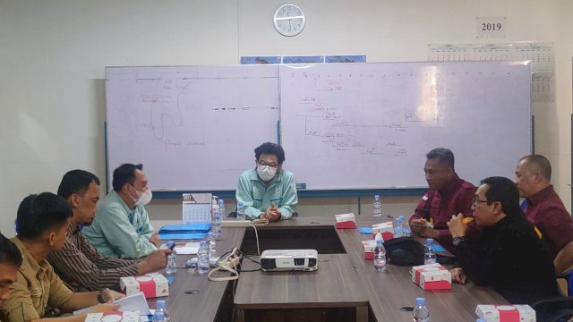 Tim Kanwil Kemenkumham Sulsel saat melakukan sesi wawancara kepada tenaga kerja asing di PLTU Barru, kemarin. (Dok. Humas Kanwil Kemenkumham Sulsel)