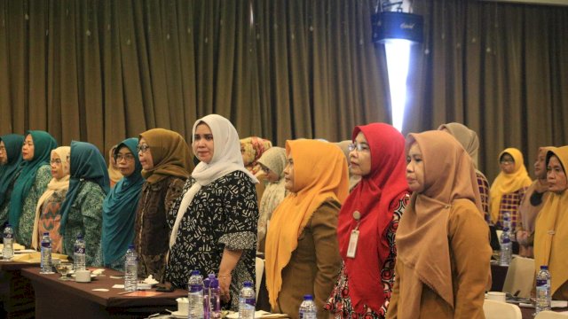 Pendidik hingga Bunda Pendidikan Anak Usia Dini (PAUD) saat mengikuti Sosialisasi Bimbingan Teknis PAUD Holistik Integratif (HI), serta Sosialisasi Transisi PAUD ke SD yang Menyenangkan, di Hotel Ramedo Makassar, kemarin. (Dok. Humas Gowa)