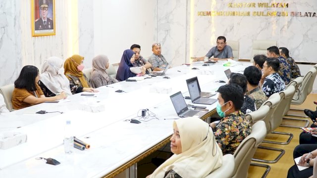 Kakanwil Kemenkumham Sulsel Liberti Sitinjak saat memimpin rapat, di Ruang Rapat Pimpinan Kanwil Kemenkumham Sulsel, kemarin. (Dok. Humas Kanwil Kemenkumham Sulsel)