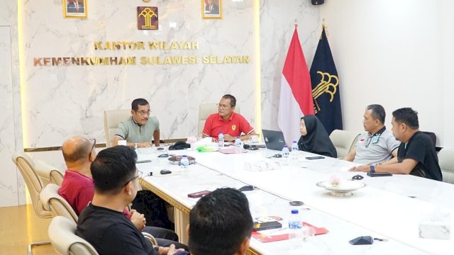 Kakanwil Kemenkumham Sulsel Liberti Sitinjak saat memberikan arahan terkait serapan anggaran di masing-masing UPT se-Sulsel yang berlangsung di Ruang Rapat Pimpinan, Kanwil Kemenkumham Sulsel, kemarin. (Dok. Humas Kanwil Kemenkumham Sulsel)