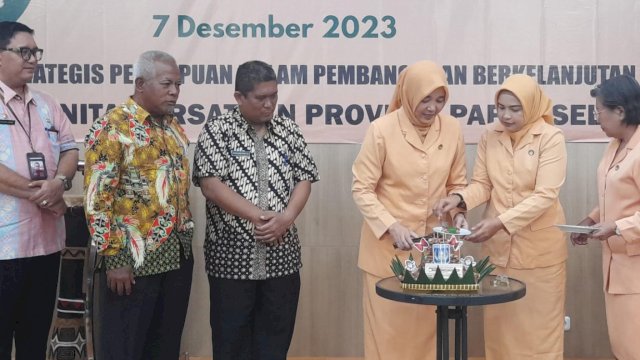 Pemotongan tumpeng oleh Ketua DPW Papua Selatan Ny. Maddaremmeng pada puncak peringatan Hari Ulang Tahun Dharma Wanita Persatuan ke-24. (Foto: Hendrik Resi / Republiknews.co.id)