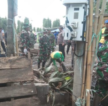Masyarakat dan Personil Kodim Soppeng Gotong Royong Atasi Sampah di Pasar