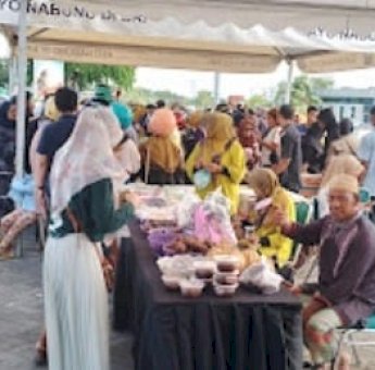 Jumat Berkah, Pemkab Soppeng Gelar Pasar Murah di Pelataran Masjid Agung Darussalam