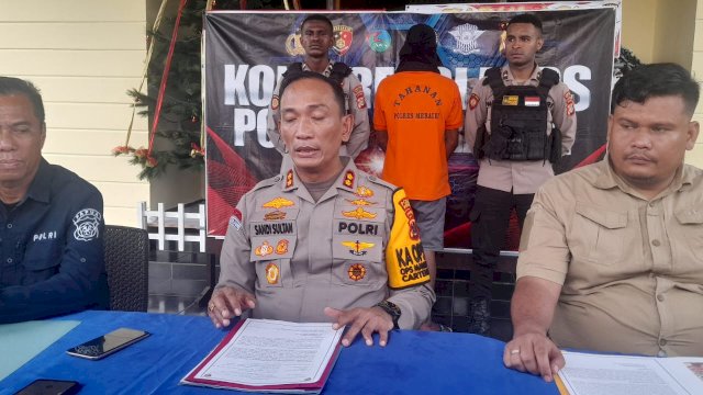 Kapolres Merauke AKBP Sandi Sultan, didampingi Kasi Humas AKP Ahmad Nurung dan Kasat Reskrim AKP Haris B. Nasution saat menggelar Konferensi Pers. (Foto Hendrik Resi / Republiknews.co.id)