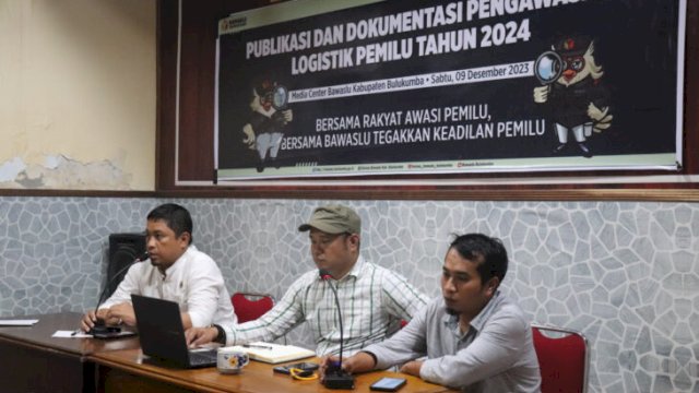 Ketua Bawaslu Bulukumba, Bakri Abubakar memberikan penjelasan soal pengawasan logistik pemilu 2024.