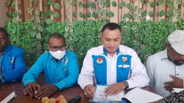 Sekretari Carateker DPD KNPI PPS (tengah) didampingi Sekretaris Stearing Comitte Vitalis Dambi (kanan) dan Sekretaris Panitia Pelaksna Musda Rikardus Faroka, Ketua DPD KNPI Kab. Merauke Simon P. Balagaize memberikan keterangan Pers. (Foto: Hendrik / Republiknews.co.id)