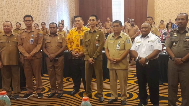Pj Sekda Provinsi Papua Selatan, Maddaremmeng, berserta jajaran di lingkup Pemprov PPS ketika giat sosialisasi. (Foto Hendrik / republiknews.co.id)